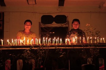 Die Protagonistinnen des Dokumentarfilms Midwives, Hla (links) und Nyo Nyo (rechts). “Sie sind ein Teil meines Lebens geworden und inspirieren mich durch ihr Talent, ihre Offenheit, ihren Humor, Mut und ihre Stärke”, sagt Regisseurin Snow Hnin Ei Hlaing. © jip film & verleih