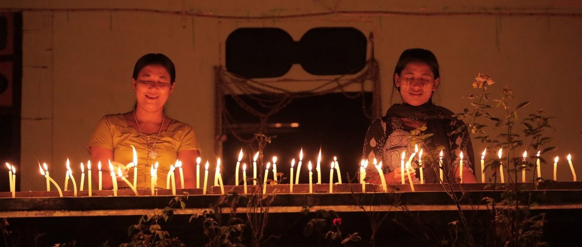 Die Protagonistinnen des Dokumentarfilms Midwives, Hla (links) und Nyo Nyo (rechts). “Sie sind ein Teil meines Lebens geworden und inspirieren mich durch ihr Talent, ihre Offenheit, ihren Humor, Mut und ihre Stärke”, sagt Regisseurin Snow Hnin Ei Hlaing. © jip film & verleih