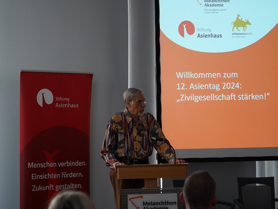 Vorstandmitglied Jörg Schwieger moderiert die Eröffnung des Asientags. © Stiftung Asienhaus Jörg Schieger, Asientag 2024. © Stiftung Asienhaus