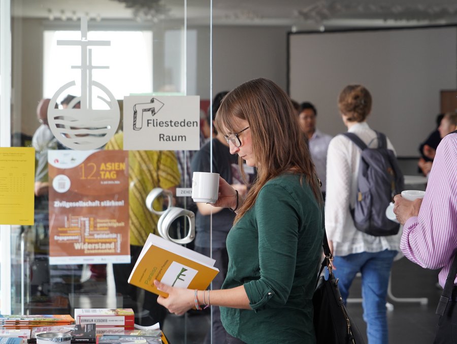 Publikationsstand auf dem Asientag. © Stiftung Asienhaus Publikationen, Asientag 2024. © Stiftung Asienhaus
