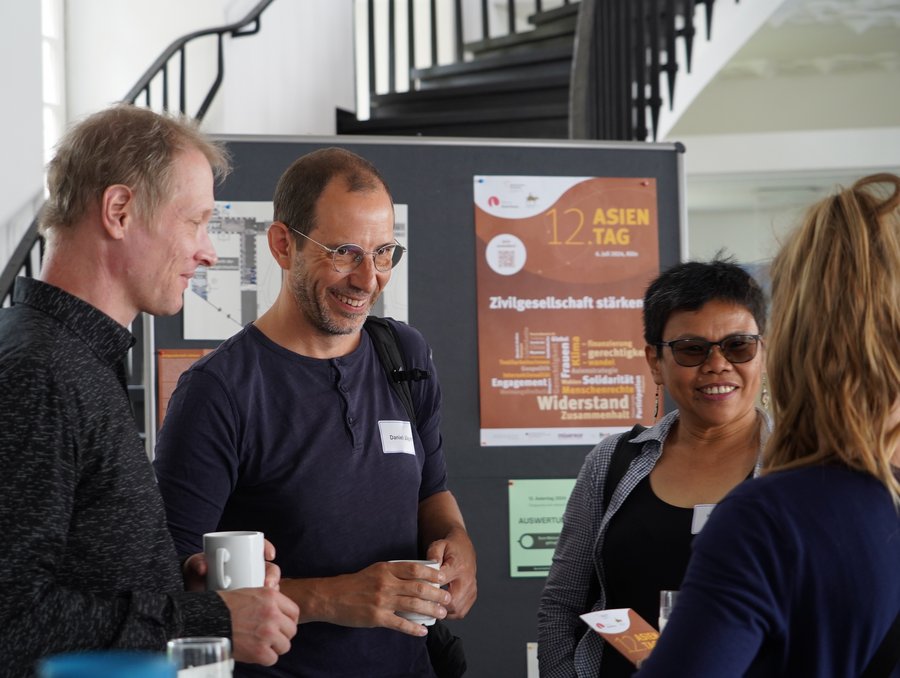 Rege Unterhaltungen vor der zweiten Workshoprunde. © Stiftung Asienhaus Gespräche, Asientag 2024. © Stiftung Asienhaus