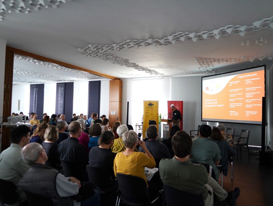 Begrüßung der Teilnehmenden des Asientags durch Stefan Hößl. © Stiftung Asienhaus Begrüßung Asientag durch Melanchthon Akademie. © Stiftung Asienhaus