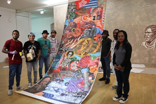 Kollektive Arbeit von Yanto Gombo, Constantinus Raharusun, Dicky Takndare, Michael Yan Devis, Andre Takimai, Nelson Natkime und Betty Adii (abgebildet von links nach rechts). © Marion Struck-Garbe