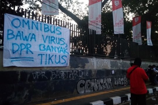 “Omnibus bringt den Virus, viele Abgeordnete sind Ratten“ (= korrupt)“ © Yuli/KPRI