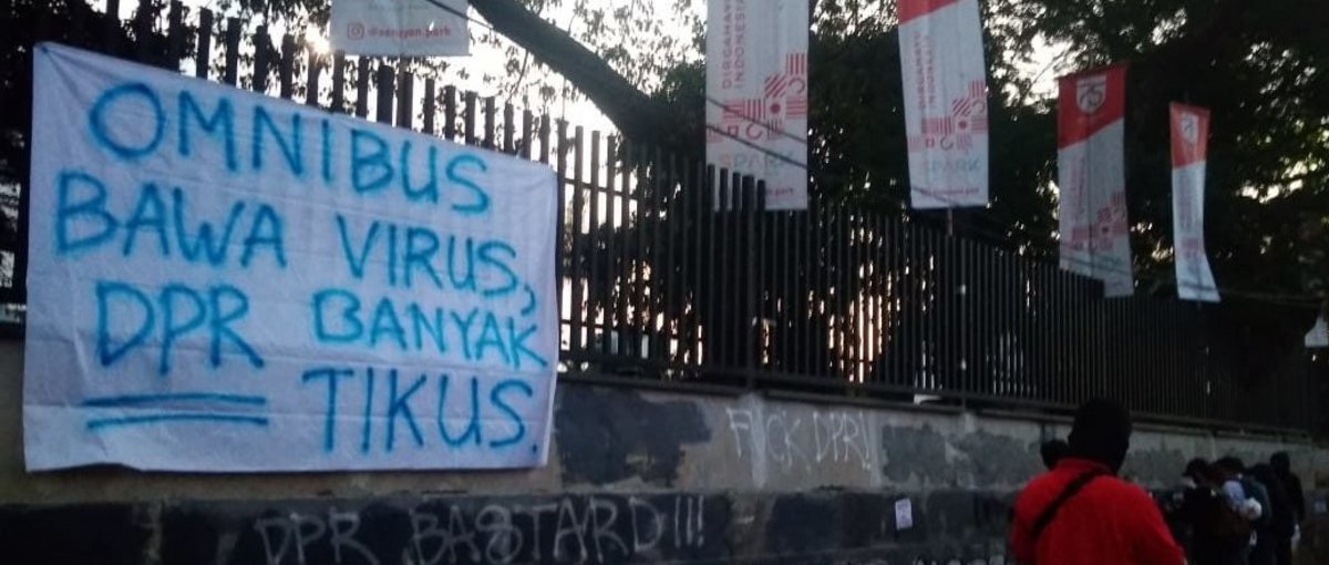 “Omnibus bringt den Virus, viele Abgeordnete sind Ratten“ (= korrupt)“ © Yuli/KPRI