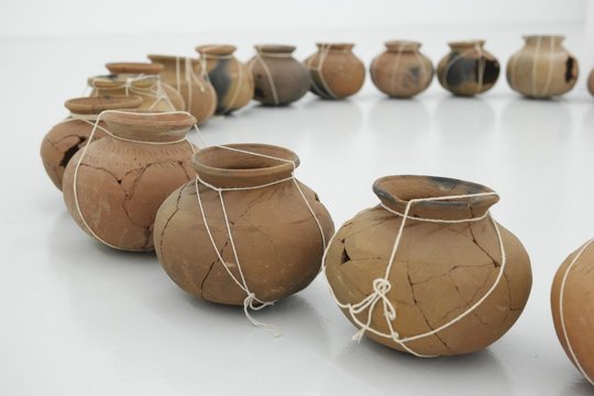 Traditionelle kambodschanische Tontöpfe repräsentieren mentale Heilung und gleichzeitig die Wiederherstellung von dem, was zerbrochen war. Photo Credit: Yavuz Gallery