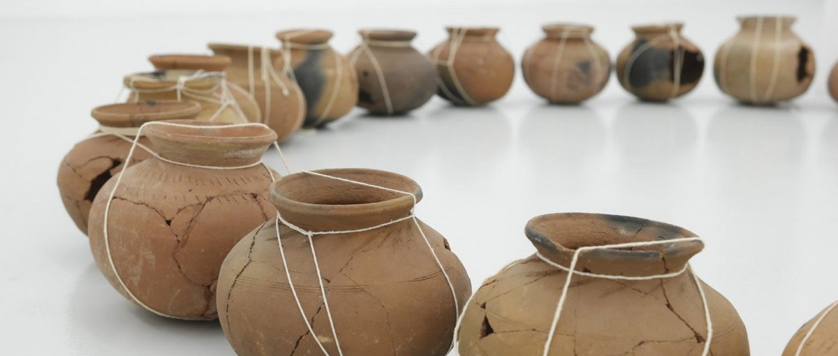 Traditionelle kambodschanische Tontöpfe repräsentieren mentale Heilung und gleichzeitig die Wiederherstellung von dem, was zerbrochen war. Photo Credit: Yavuz Gallery