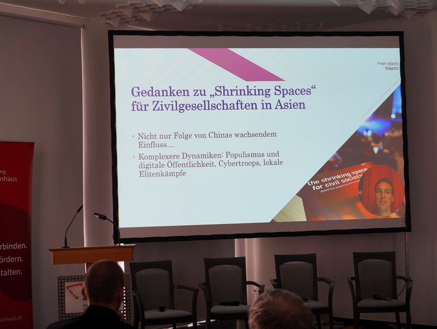 Eröffnungsvortrag am Asientag von Bertram Lang zu Shrinking Spaces. © Stiftung Asienhaus Eröffnung Asientag 2024. Bertram Lang. © Stiftung Asienhaus