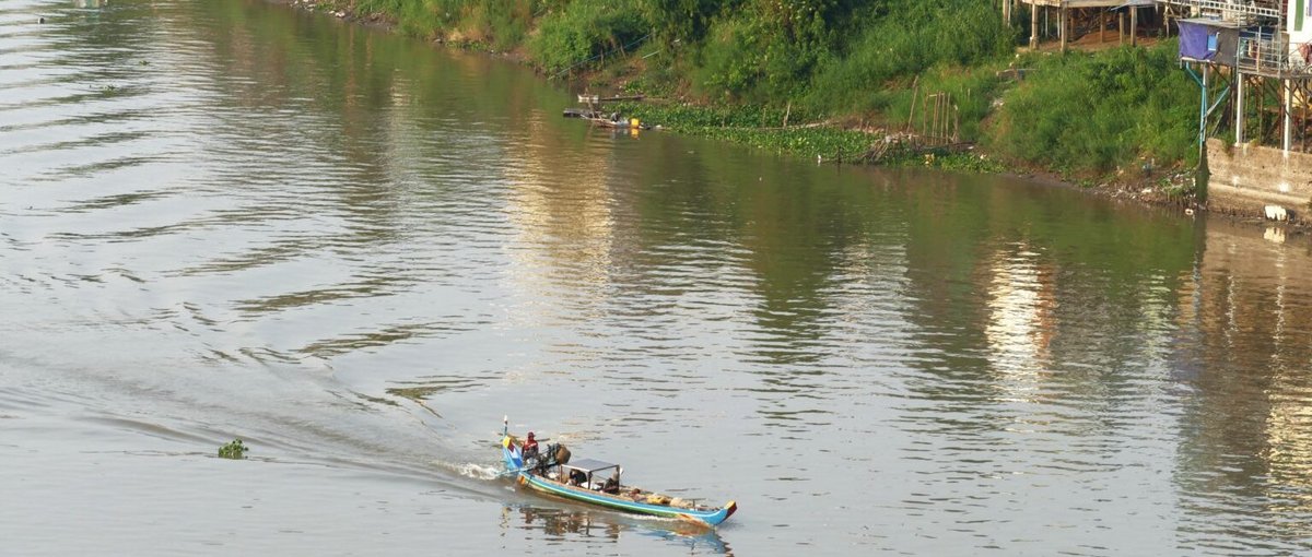 Der Tonle Sap in Kambodscha (dessen Fließrichtung zweimal im Jahr die Fließrichtung wechselt) hat die Kultur des Festlands stark geprägt und einst dem Königreich Angkor zu seiner Größe verholfen. © Robin Eberhardt