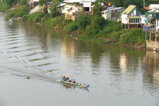 The Tonle Sap in Cambodia (whose flow direction changes twice a year) has strongly influenced the culture of the mainland and once helped the Kingdom of Angkor to achieve its greatness. Robin Eberhardt