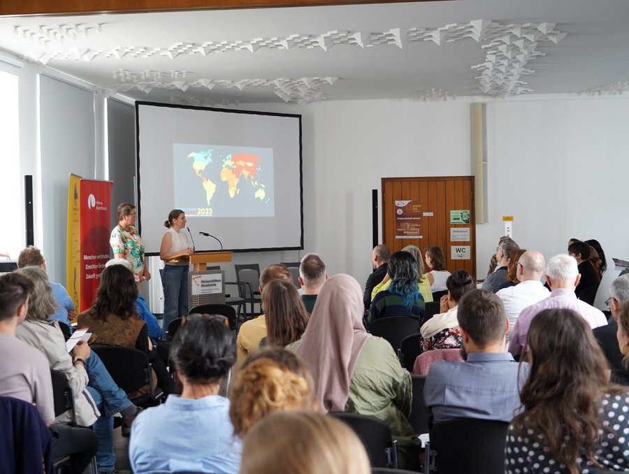 Begrüßung der Teilnehmenden des Asientags durch Monika Schlicher und Mirjam Overhoff. © Stiftung Asienhaus Begrüßung Asientag. © Stiftung Asienhaus