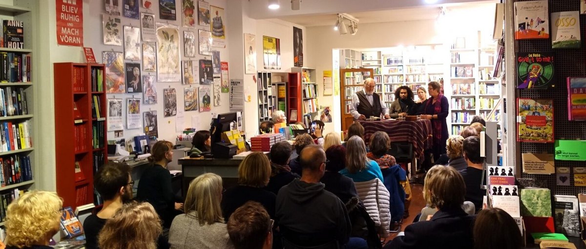 Felix K. Nesi bei einer Lesung in Köln am 13. November 2024 © Hendra Pasuhuk