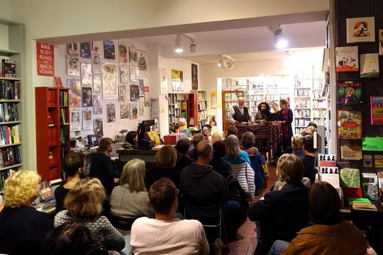 Felix K. Nesi bei einer Lesung in Köln am 13. November 2024 © Hendra Pasuhuk