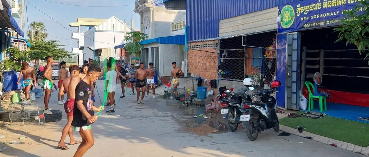 Aufwärmtraining vor Eh Phouthongs neuer Boxschule in der nähe von Phnom Penh. © Robin Eberhardt