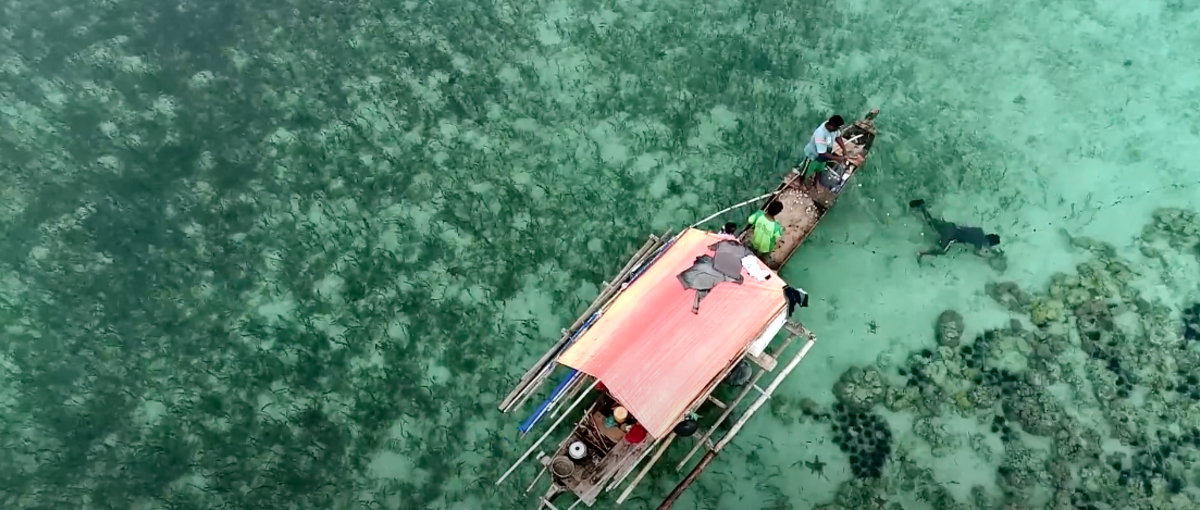 Die Bajau auf einem Boot in der Nähe von Sulawesi © watchdoc