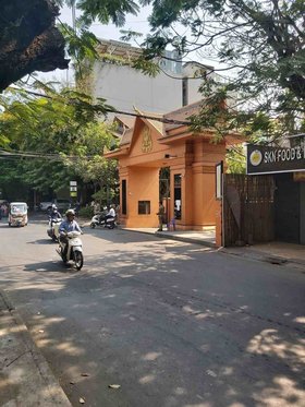 Entrance gate to the Senate, where Hun Sen has been serving as President since April 2024. (Image: südostasien)