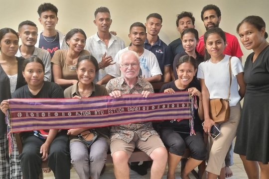 Und zum Schluss ein Gruppenfoto. Alle haben berichtet, sich ausgetauscht, gemeinsam gegessen und von Zelia Guterres (rechts im Bild) ihr Stipendiengeld für das kommende Semester bekommen. Auf Wiedersehen und alles Gute!