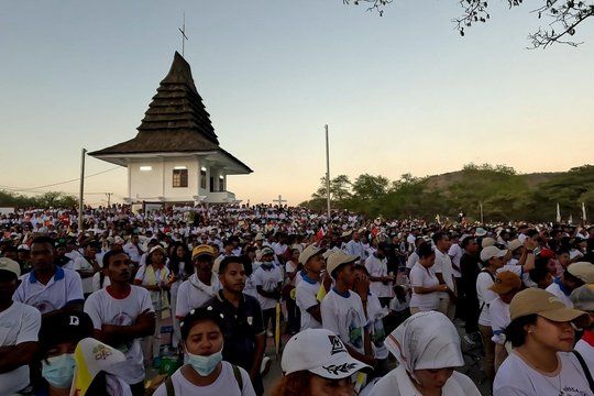 Gläubige bei der Messe mit Papst Franziskus in Tasi Tolu. Foto: Octávio de Araújo