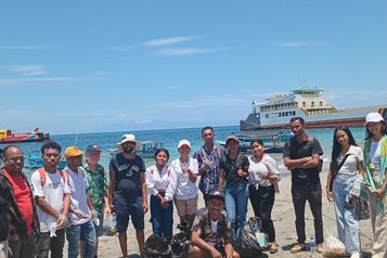 Soziale Aktion der Stipendiat:innen 2024 auf Atauro: Den gesamten Strand zu säubern hätte noch ein paar Stunden gebraucht, aber die Fähre wartet schon für die Rückfahrt. (Foto: AAE)