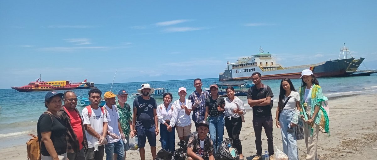 Soziale Aktion der Stipendiat:innen 2024 auf Atauro: Den gesamten Strand zu säubern hätte noch ein paar Stunden gebraucht, aber die Fähre wartet schon für die Rückfahrt. (Foto: AAE)