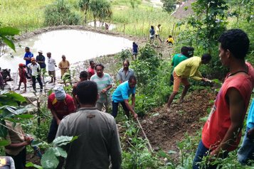 Gemeindeeinsatz zum ‘Wasser anpflanzen’ mit Hilfe von Auffangbecken und Terrassen. Foto: Permatil
