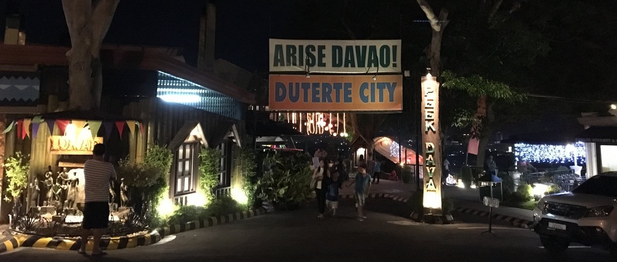 An dem Aussichtspunkt Shrine Hills in Davao City hängen große Banner, die suggerieren, dass die Stadt Eigentum der Familie Duterte ist