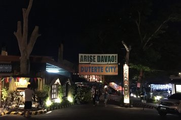 An dem Aussichtspunkt Shrine Hills in Davao City hängen große Banner, die suggerieren, dass die Stadt Eigentum der Familie Duterte ist