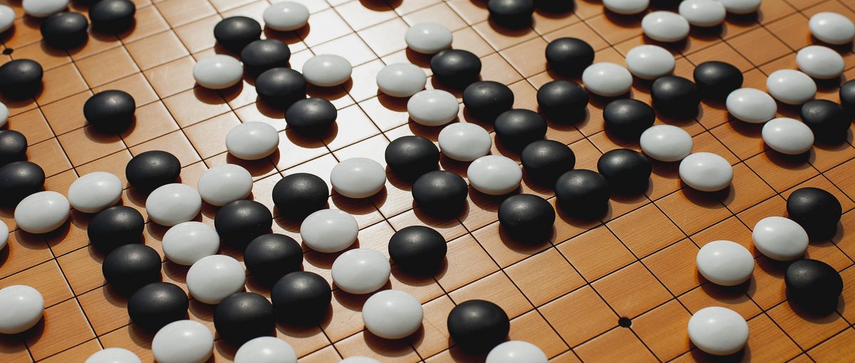 Das chinesische Strategiespiel Weiqi (围棋) – in Europa auch bekannt unter dem Namen Go – gehört zu den ältesten bekannten Brettspielen der Welt. Foto: Elena Popova @ Unsplash