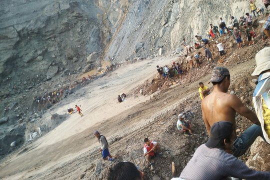 Immer noch zieht es junge Menschen aus allen Teilen Myanmars in die Jade-Minen im Norden, wo sie hart arbeiten – wie auf diesem Foto von 2018. © Yin Min Tun, CC BY-SA 3.0, wiki commons.