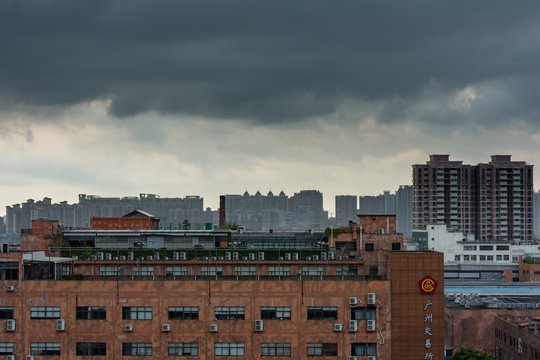 Wolken über der Sun Yat-sen Universität in Guangzhou.